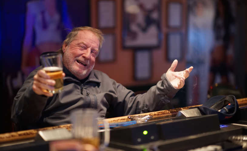 Man drinkt bier in bar